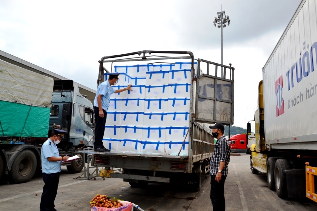 Lực lượng Hải quan cửa khẩu kiểm tra hàng hóa chuẩn bị thông quan Lực lượng Hải quan cửa khẩu kiểm tra hàng hóa chuẩn bị thông quan