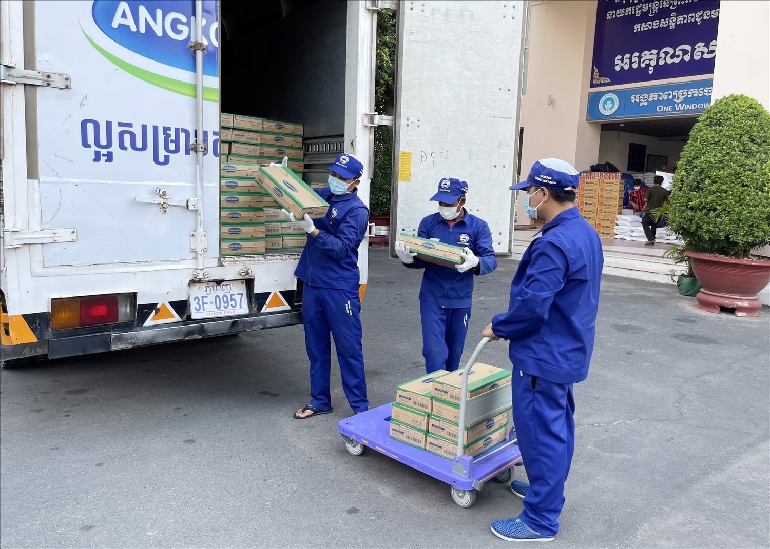 Công tác giao nhận sữa cho chính quyền Phnom Penh được nhà máy Angkormilk thực hiện cẩn trọng tuyệt đối theo qui định phòng dịch Covid-19 Công tác giao nhận sữa cho chính quyền Phnom Penh được nhà máy Angkormilk thực hiện cẩn trọng tuyệt đối theo qui định phòng dịch Covid-19