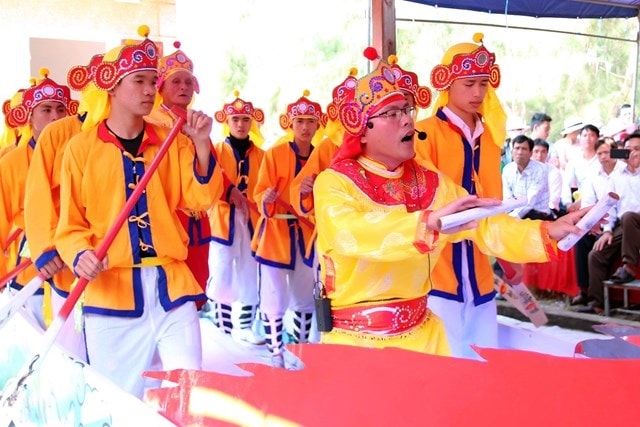  Biểu diễn bả trạo trong lễ cầu ngư. (Ảnh TL)