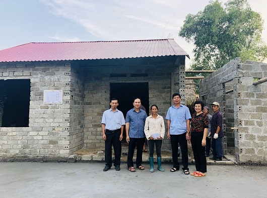  Hộ nghèo ở thị trấn Vị Xuyên, huyện Vị Xuyên được hỗ trợ xóa nhà tạm.