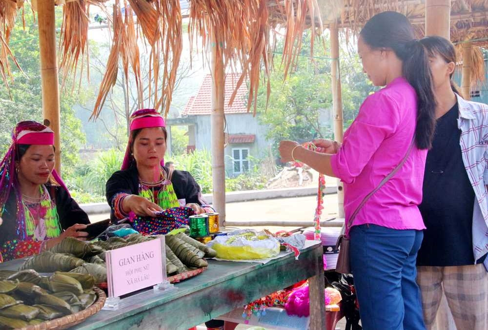 Những đặc sản của địa phương được bày bán tại chợ phiên Hà Lâu Những đặc sản của địa phương được bày bán tại chợ phiên Hà Lâu