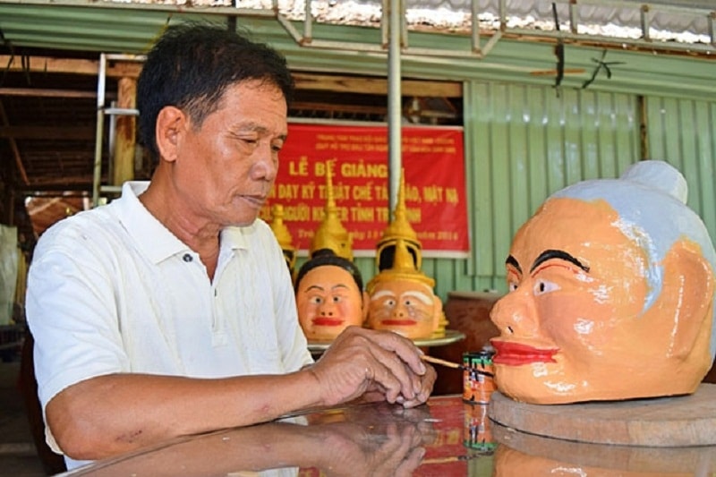 NNƯT Lâm Phen đang hoàn thiện những chiếc mặt nạ. (Ảnh Tư liệu) NNƯT Lâm Phen đang hoàn thiện những chiếc mặt nạ. (Ảnh Tư liệu)