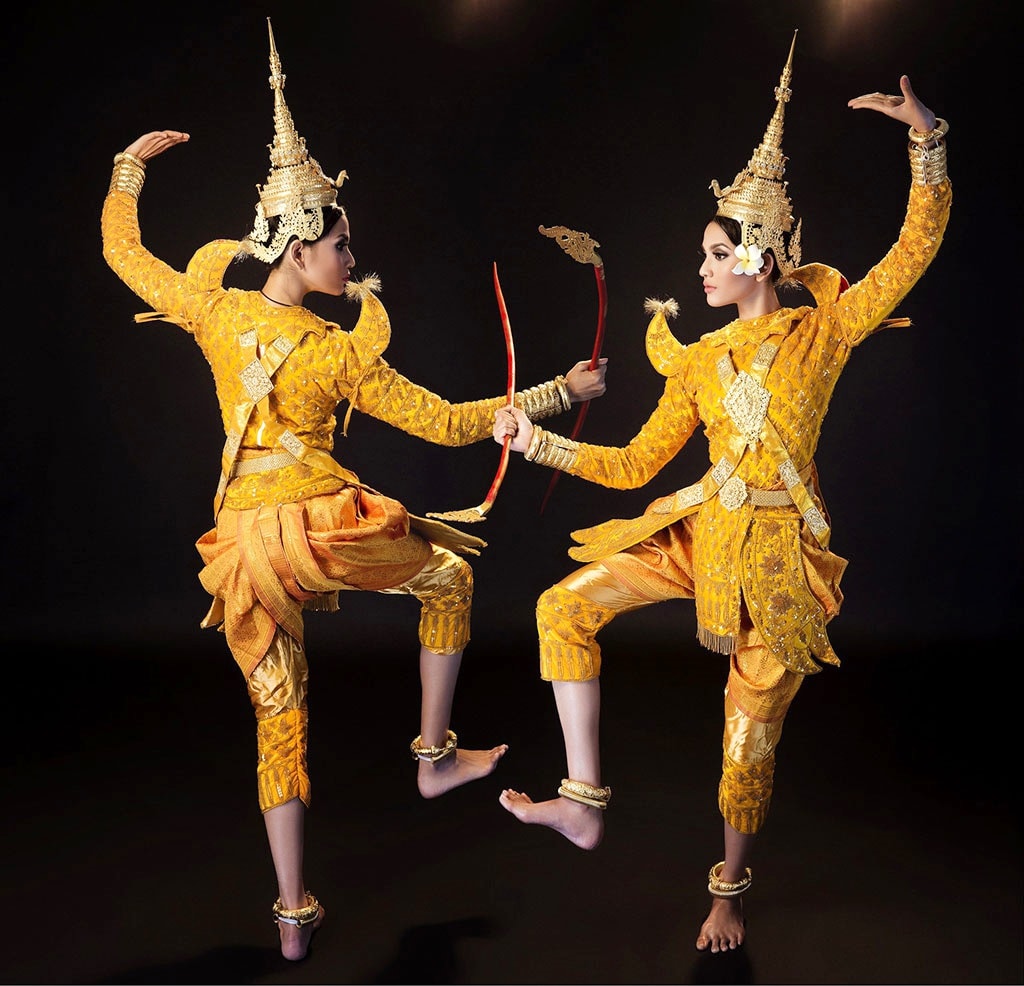Trong các điệu múa truyền thống của người Khmer thường sử dụng những phục trang cầu kỳ (ảnh minh họa) Trong các điệu múa truyền thống của người Khmer thường sử dụng những phục trang cầu kỳ (ảnh minh họa)