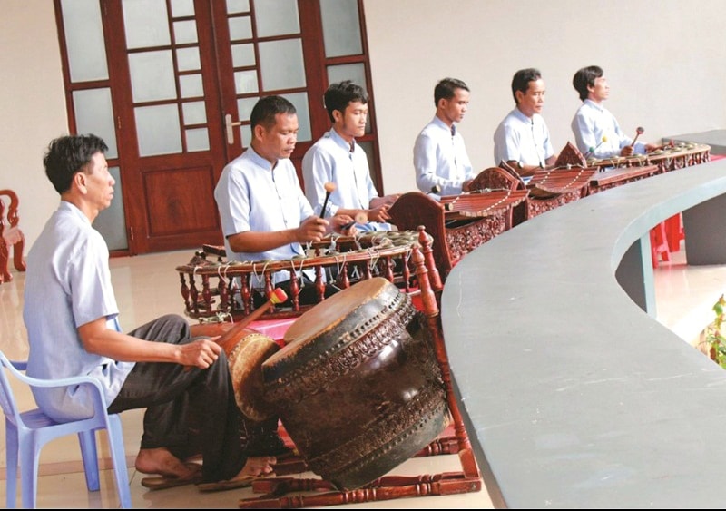 Nghệ nhân Lâm Phen là một trong số ít người Khmer còn biết chế tác nhạc cụ ngũ âm Nghệ nhân Lâm Phen là một trong số ít người Khmer còn biết chế tác nhạc cụ ngũ âm