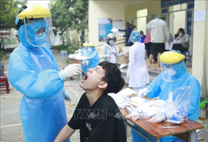 Lấy mẫu xét nghiệm sàng lọc ca nhiễm SARS-CoV-2 trong cộng đồng. Ảnh: TTXVN
