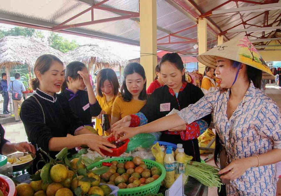 Chợ phiên trở thành nơi giao thương quen thuộc mỗi cuối tuần của đồng bào DTTS tại Quảng Ninh. Đồng thời cũng là điểm du lịch văn hóa dân tộc được du khách lựa chọn. Chợ phiên trở thành nơi giao thương quen thuộc mỗi cuối tuần của đồng bào DTTS tại Quảng Ninh. Đồng thời cũng là điểm du lịch văn hóa dân tộc được du khách lựa chọn.