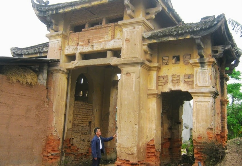 Cổng chính vào biệt phủ của họ Vi