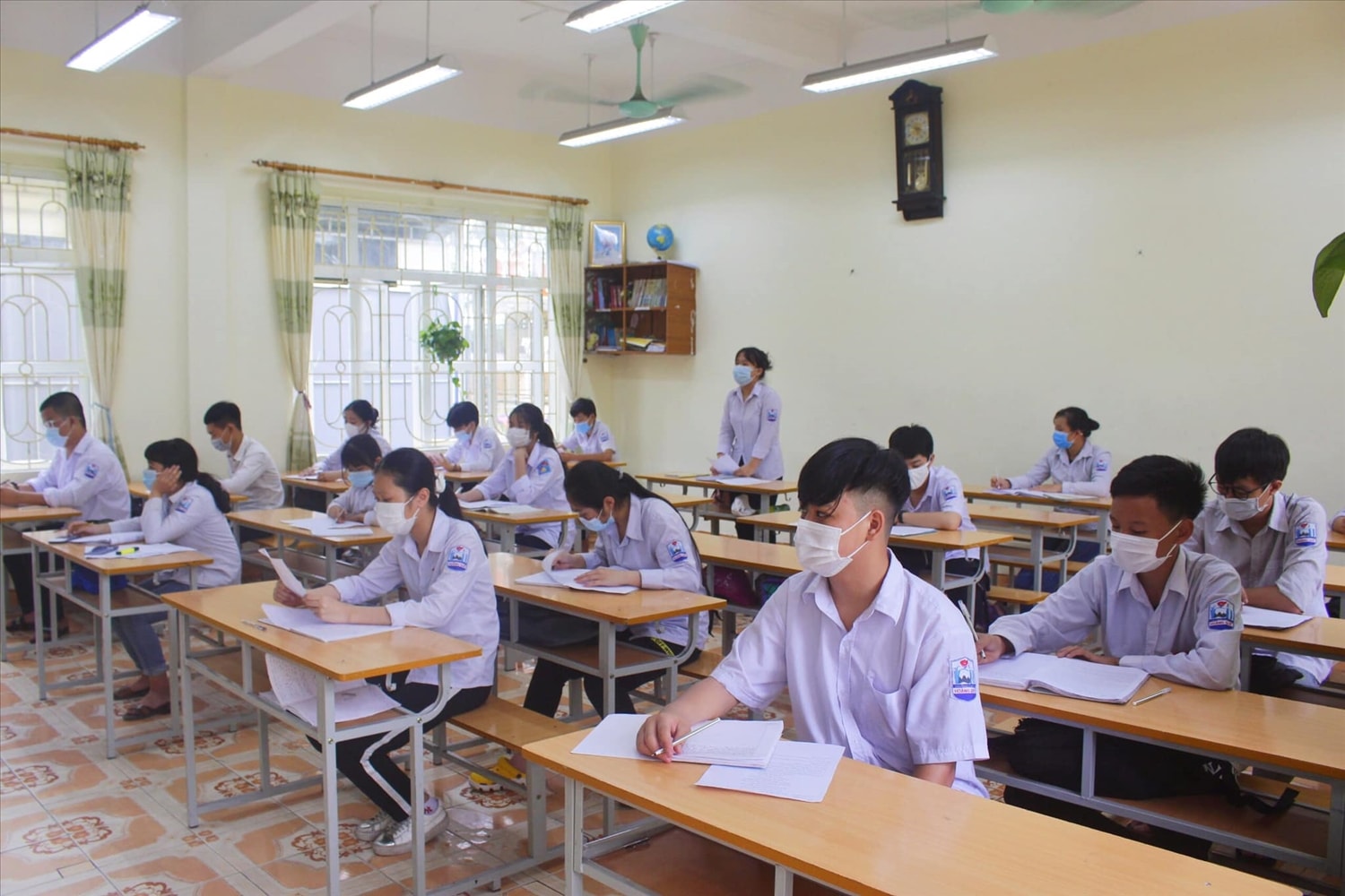 Các em học sinh thực hiện nghiêm các biện pháp phòng chống dịch Covid-19 trong trường học. Ảnh: Tư liệu 