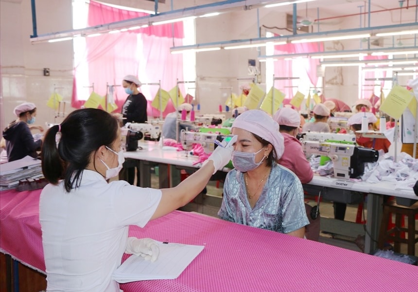 Đo thân nhiệt cho công nhân tại công ty thuộc KCN Bắc Vinh - Nghệ An