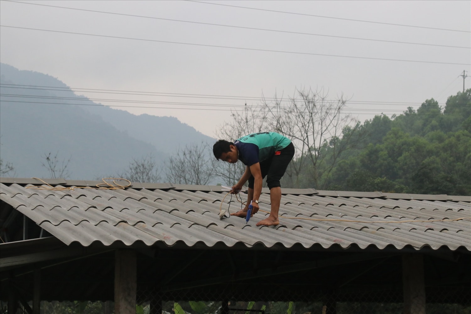 Người dân gia cố mái nhà, chuồng trại trước mùa mưa bão