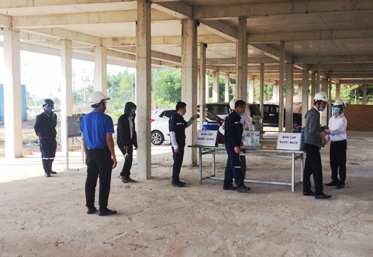 Công ty TNHH Hoa Sen kiểm tra thân nhiệt và khử khuẩn trước khi vào công ty