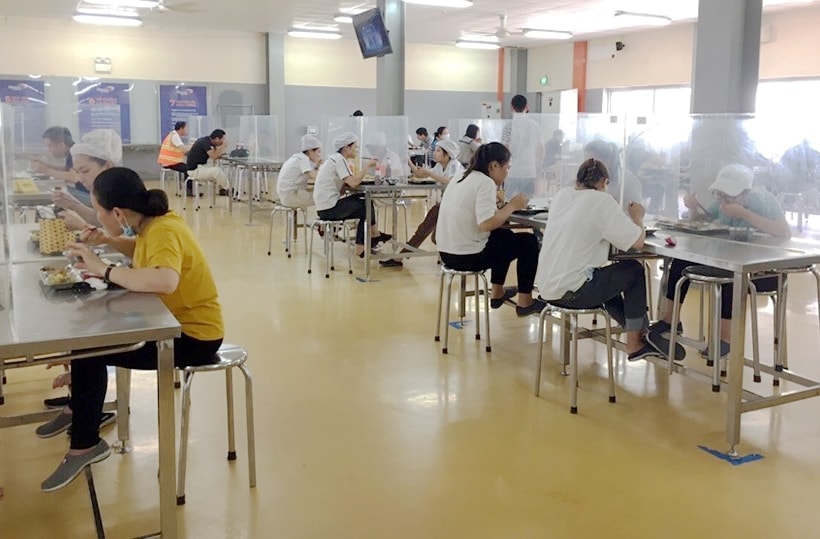 Công ty TNHH Masan bố trí bàn ăn có vách ngăn để đảm bảo an toàn cho công nhân