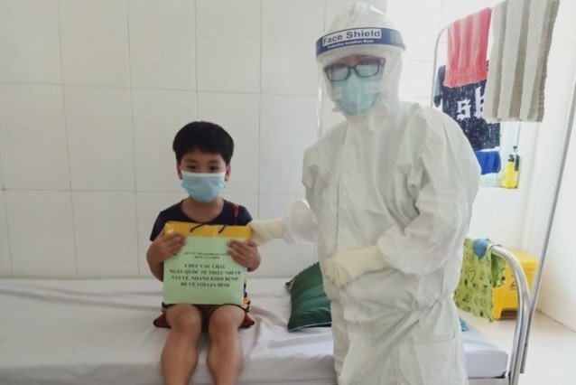 Đây có lẽ là ngày Quốc tế thiếu nhi khó quên trong cuộc đời của các bệnh nhi (Ảnh: CTV).
