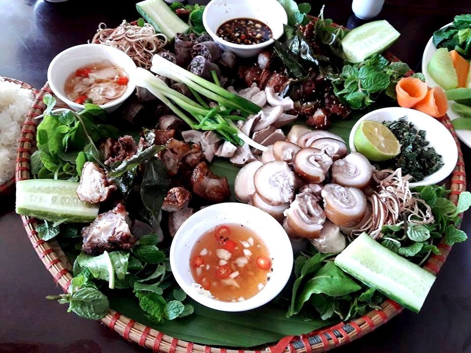 Mâm cỗ lá đậm đà bản sắc dân tộc Mường Tây Bắc