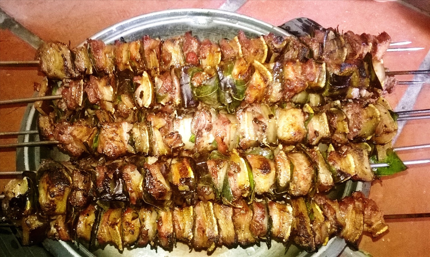 Chả lá bưởi là món ăn không thể thiếu trong mâm cỗ lá để dâng cúng tổ tiên của người Mường