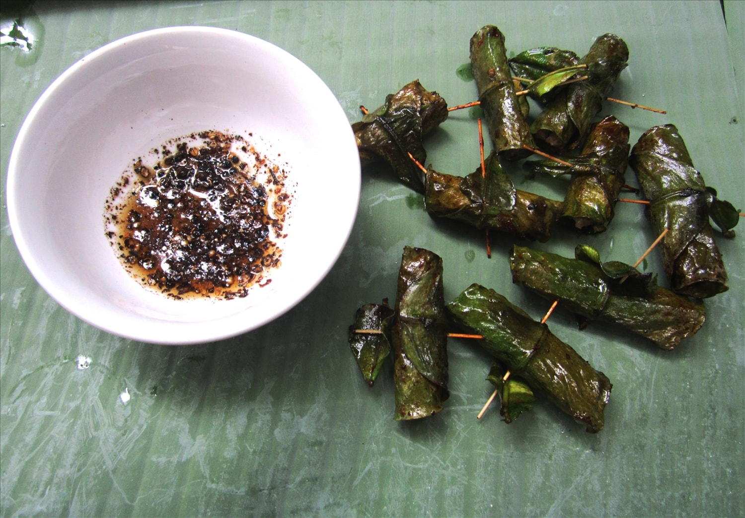 Những miếng chả được cuốn từ lá bưởi xanh ngắt