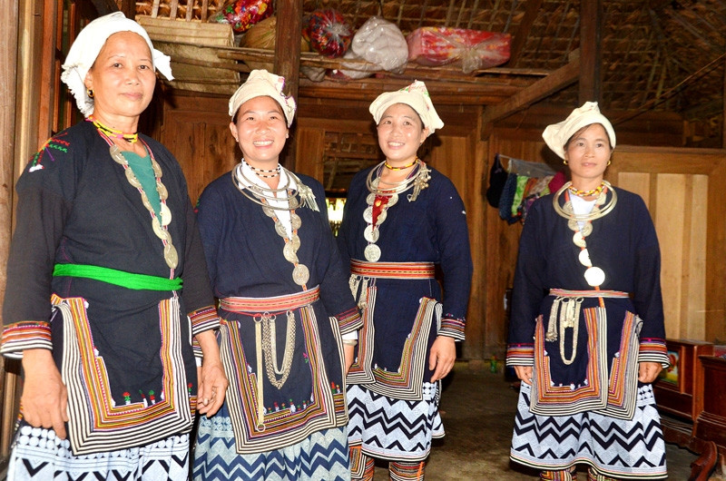 Phụ nữ Dao tiền thôn Khuổi Xoan, xã Hồng Quang (Lâm Bình) trong trang phục truyền thống Phụ nữ Dao tiền thôn Khuổi Xoan, xã Hồng Quang (Lâm Bình) trong trang phục truyền thống