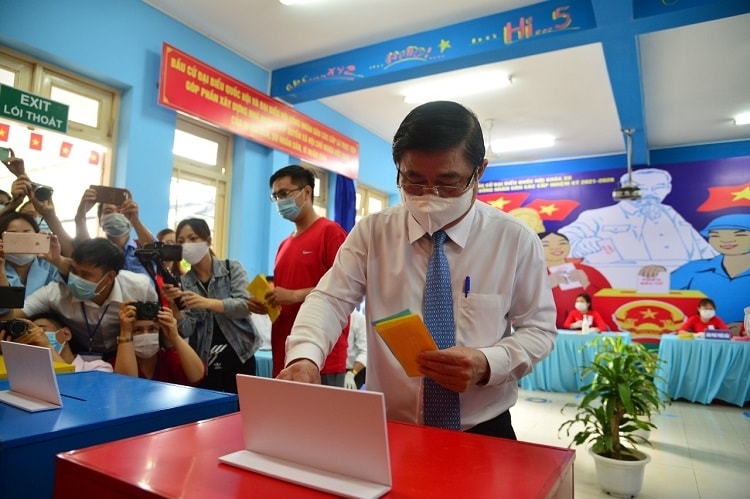 Ông Nguyễn Thành Phong, Chủ tịch UBND TP Hồ Chí Minh bỏ phiếu thực hiện quyền bầu cử tại thành phố Thủ Đức trong ngày 23/5. 