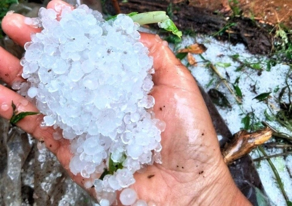 Hạt mưa đá chỉ lớn bằng ngón tay nhưng kéo dài nhiều tiếng đồng hồ