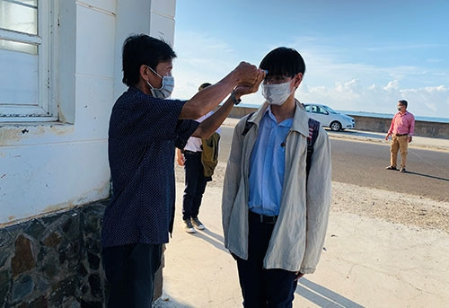 Học sinh đến trường thực hiện nghiêm túc các biện pháp phòng dịch Covid-19. Ảnh: BBT Học sinh đến trường thực hiện nghiêm túc các biện pháp phòng dịch Covid-19. Ảnh: BBT