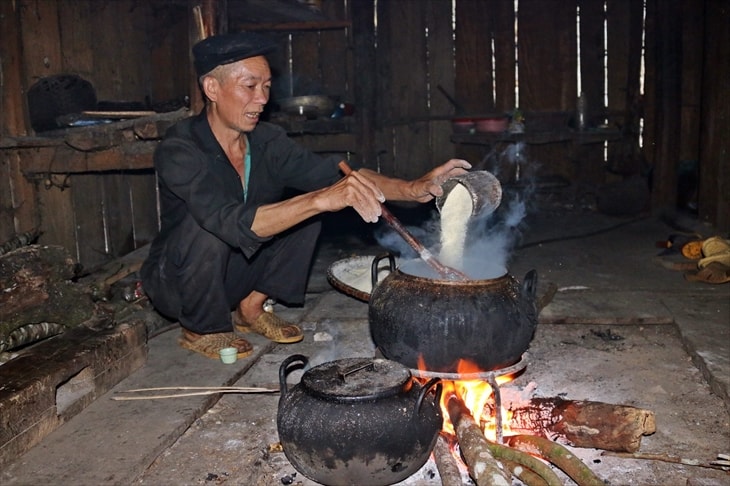 Bữa tối của gia đình ông Chảo Khì Nhàn chỉ có nồi cháo ngô. Ảnh: Bích Nguyên