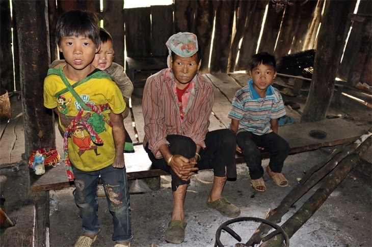 Những đứa trẻ lem luốc ở Cà Lò. Ảnh: Bích Nguyên