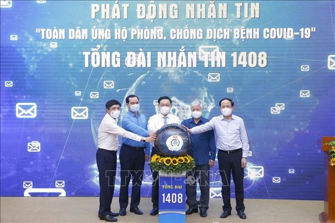Chủ tịch Quốc hội Vương Đình Huệ và các đại biểu thực hiện nghi thức phát động nhắn tin “Toàn dân ủng hộ phòng, chống dịch bệnh COVID-19”. Ảnh: Doãn Tấn/TTXVN Chủ tịch Quốc hội Vương Đình Huệ và các đại biểu thực hiện nghi thức phát động nhắn tin “Toàn dân ủng hộ phòng, chống dịch bệnh COVID-19”. Ảnh: Doãn Tấn/TTXVN