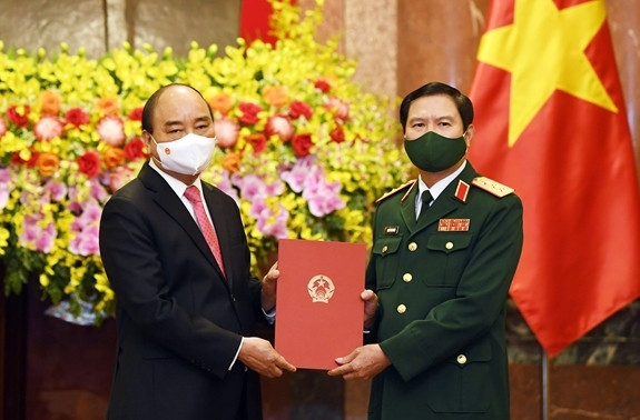 Chủ tịch nước Nguyễn Xuân Phúc trao Quyết định bổ nhiệm chức vụ Tổng Tham mưu trưởng Quân đội nhân dân Việt Nam cho Thượng tướng Nguyễn Tân Cương. Chủ tịch nước Nguyễn Xuân Phúc trao Quyết định bổ nhiệm chức vụ Tổng Tham mưu trưởng Quân đội nhân dân Việt Nam cho Thượng tướng Nguyễn Tân Cương.