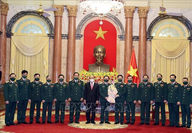 Chủ tịch nước Nguyễn Xuân Phúc cùng lãnh đạo Bộ Quốc phòng chúc mừng Thượng tướng Nguyễn Tân Cương. Ảnh: Thống Nhất/TTXVN Chủ tịch nước Nguyễn Xuân Phúc cùng lãnh đạo Bộ Quốc phòng chúc mừng Thượng tướng Nguyễn Tân Cương. Ảnh: Thống Nhất/TTXVN