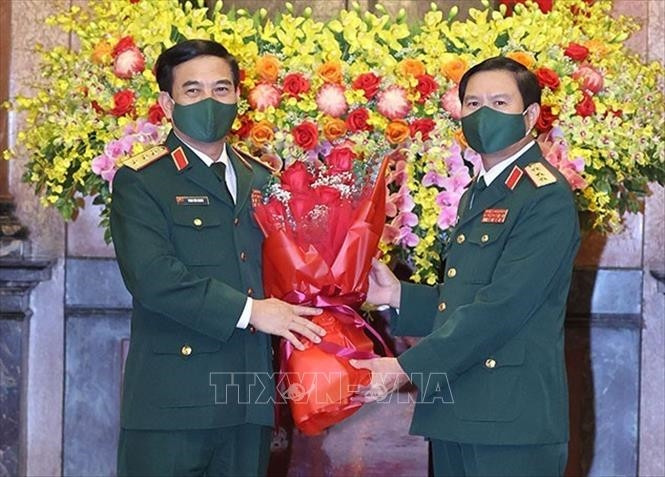 Thượng tướng Phan Văn Giang, Ủy viên Bộ Chính trị, Bộ trưởng Bộ Quốc phòng tặng hoa chúc mừng Thượng tướng Nguyễn Tân Cương. Ảnh: Thống Nhất/TTXVN Thượng tướng Phan Văn Giang, Ủy viên Bộ Chính trị, Bộ trưởng Bộ Quốc phòng tặng hoa chúc mừng Thượng tướng Nguyễn Tân Cương. Ảnh: Thống Nhất/TTXVN