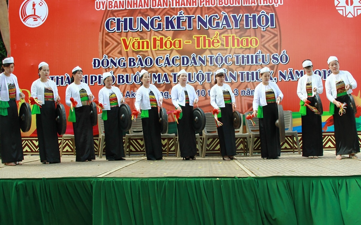 Đội chiêng Mường xã Hòa Thắng, TP. Buôn Ma Thuột biểu diễn tại Ngày hội văn hóa