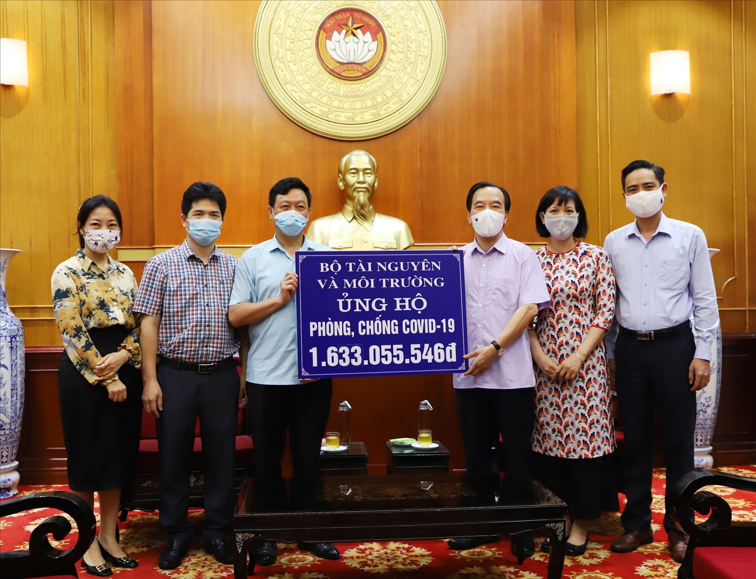 Phó Chủ tịch UBTƯ MTTQ Việt Nam Ngô Sách Thực tiếp nhận ủng hộ từ Bộ Tài nguyên và Môi trường Phó Chủ tịch UBTƯ MTTQ Việt Nam Ngô Sách Thực tiếp nhận ủng hộ từ Bộ Tài nguyên và Môi trường