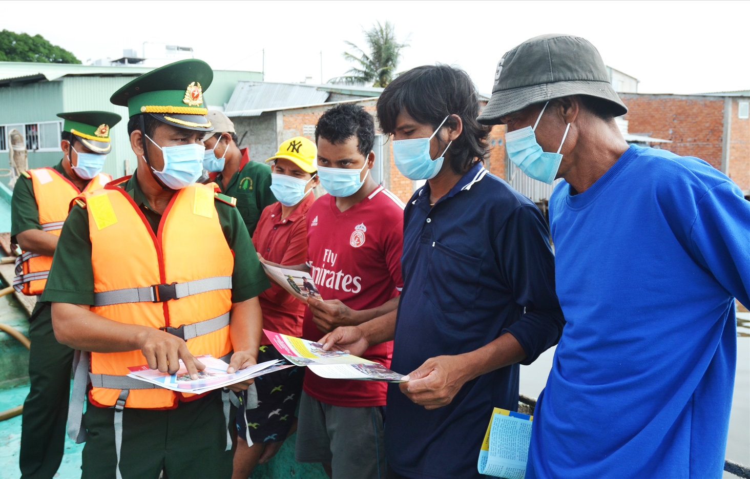Trước khi ra khơi, các ngư dân được lực lượng chức năng tuyên truyền phòng chống dịch