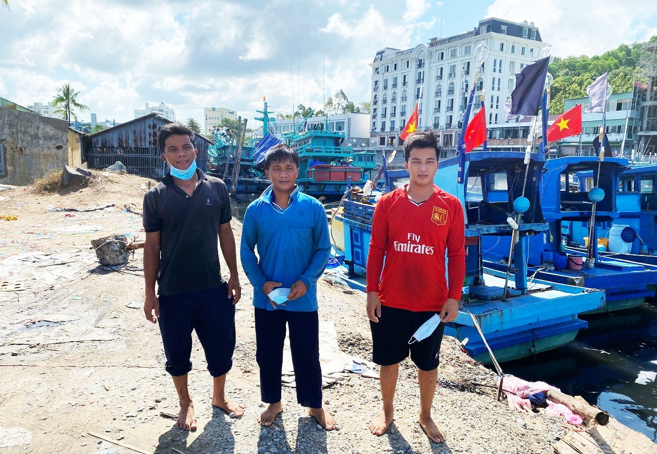 Qua tin báo của ngư dân, lực lượng chức năng kịp thời đưa 3 đối tượng đi cách ly do tiếp xúc với cán bộ nước bạn
