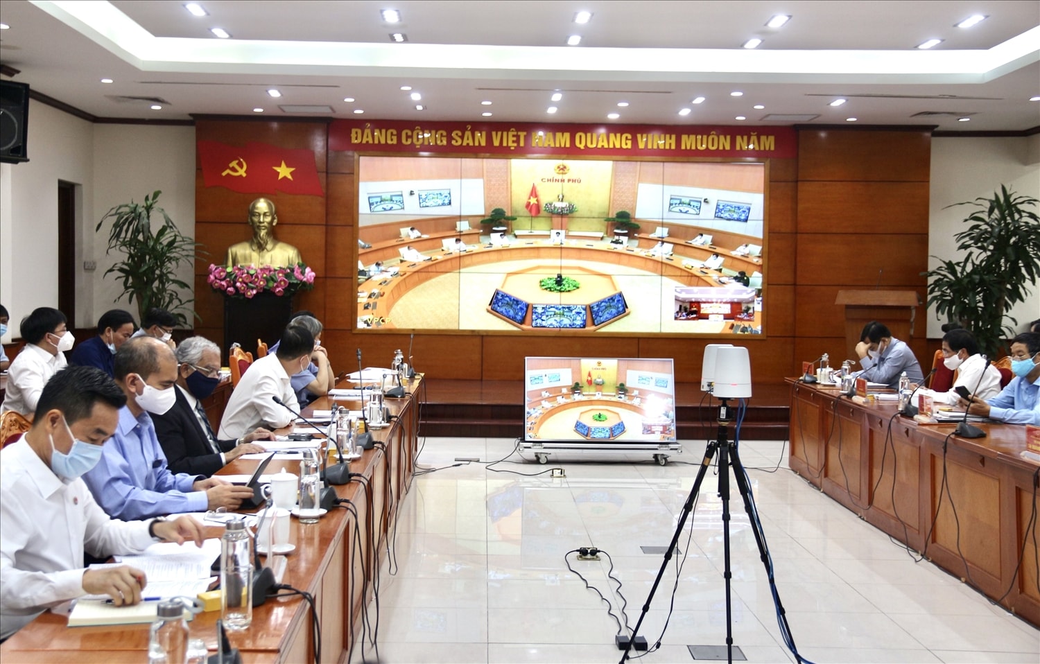 Các đại biểu tham dự Hội nghị trực tuyến tại điểm cầu Bộ Nông nghiệp và Phát triển nông thôn