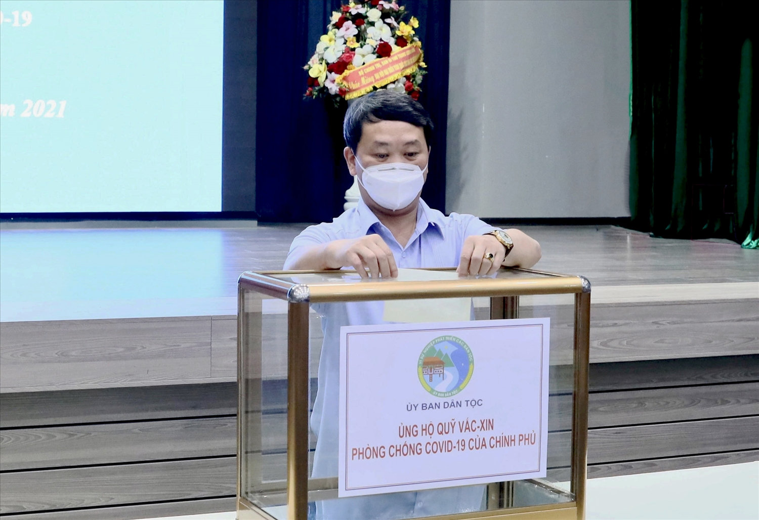 Bộ trưởng, Chủ nhiệm Hầu A Lềnh ủng hộ Quỹ vắc xin phòng Covid-19 Việt Nam