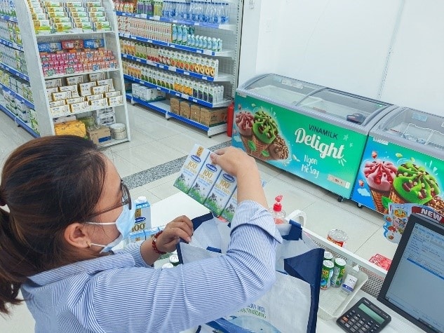 Nhân viên của cửa hàng “Giấc mơ sữa Việt” cẩn thận kiểm tra các sản phẩm trước khi giao đến tận nhà cho người tiêu dùng Nhân viên của cửa hàng “Giấc mơ sữa Việt” cẩn thận kiểm tra các sản phẩm trước khi giao đến tận nhà cho người tiêu dùng