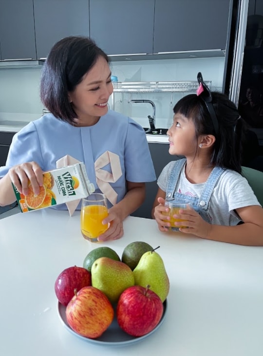 Vitamin C tự nhiên trong nước ép cam Vfresh sẽ giúp mẹ và bé tăng cường sức đề kháng hiệu quả chống lại các bệnh dịch Vitamin C tự nhiên trong nước ép cam Vfresh sẽ giúp mẹ và bé tăng cường sức đề kháng hiệu quả chống lại các bệnh dịch