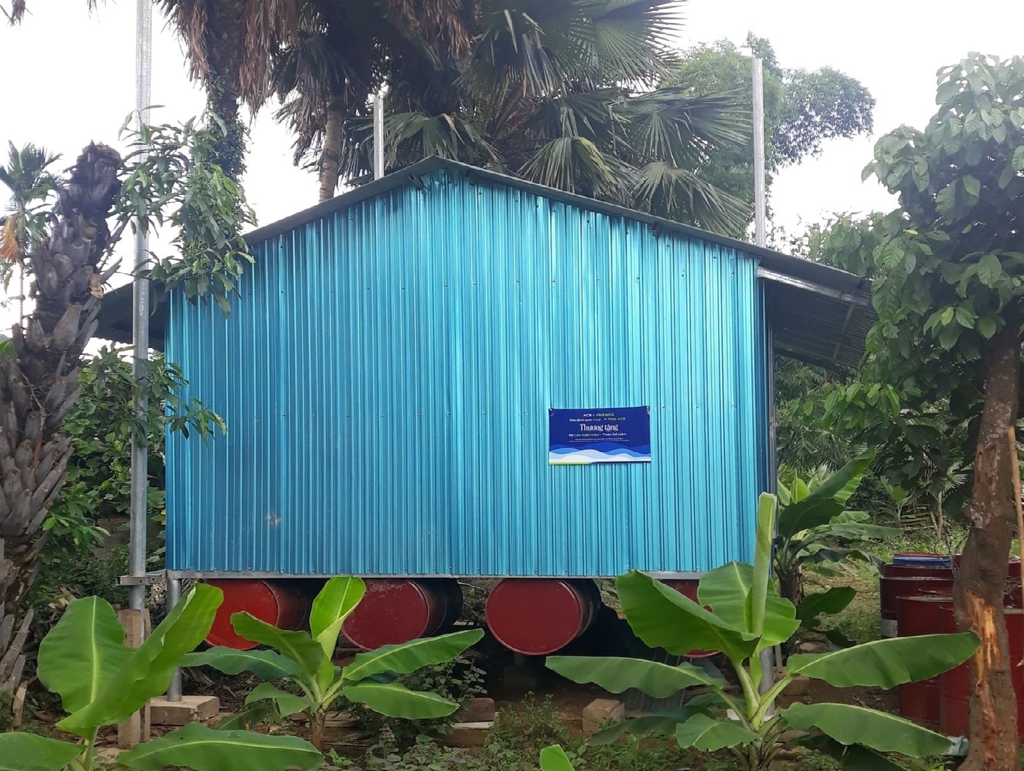 Kết cấu nhà nổi của người dân ở Tân Hóa làm bằng thép, có hệ thống thùng phi ở đáy nhà, mái che và vắch ngăn làm bằng tôn Kết cấu nhà nổi của người dân ở Tân Hóa làm bằng thép, có hệ thống thùng phi ở đáy nhà, mái che và vắch ngăn làm bằng tôn