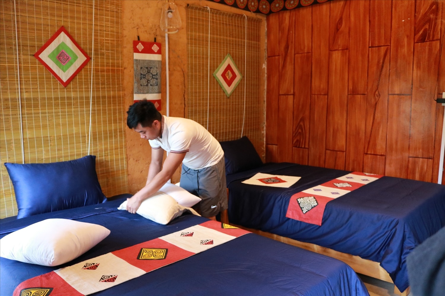 Anh Lý Văn Quang đang trang trí nội thất trong Bungalow mới xây dựng của mình ở Nặm Đặm, xã Quản Bạ (Quản Bạ) Anh Lý Văn Quang đang trang trí nội thất trong Bungalow mới xây dựng của mình ở Nặm Đặm, xã Quản Bạ (Quản Bạ)