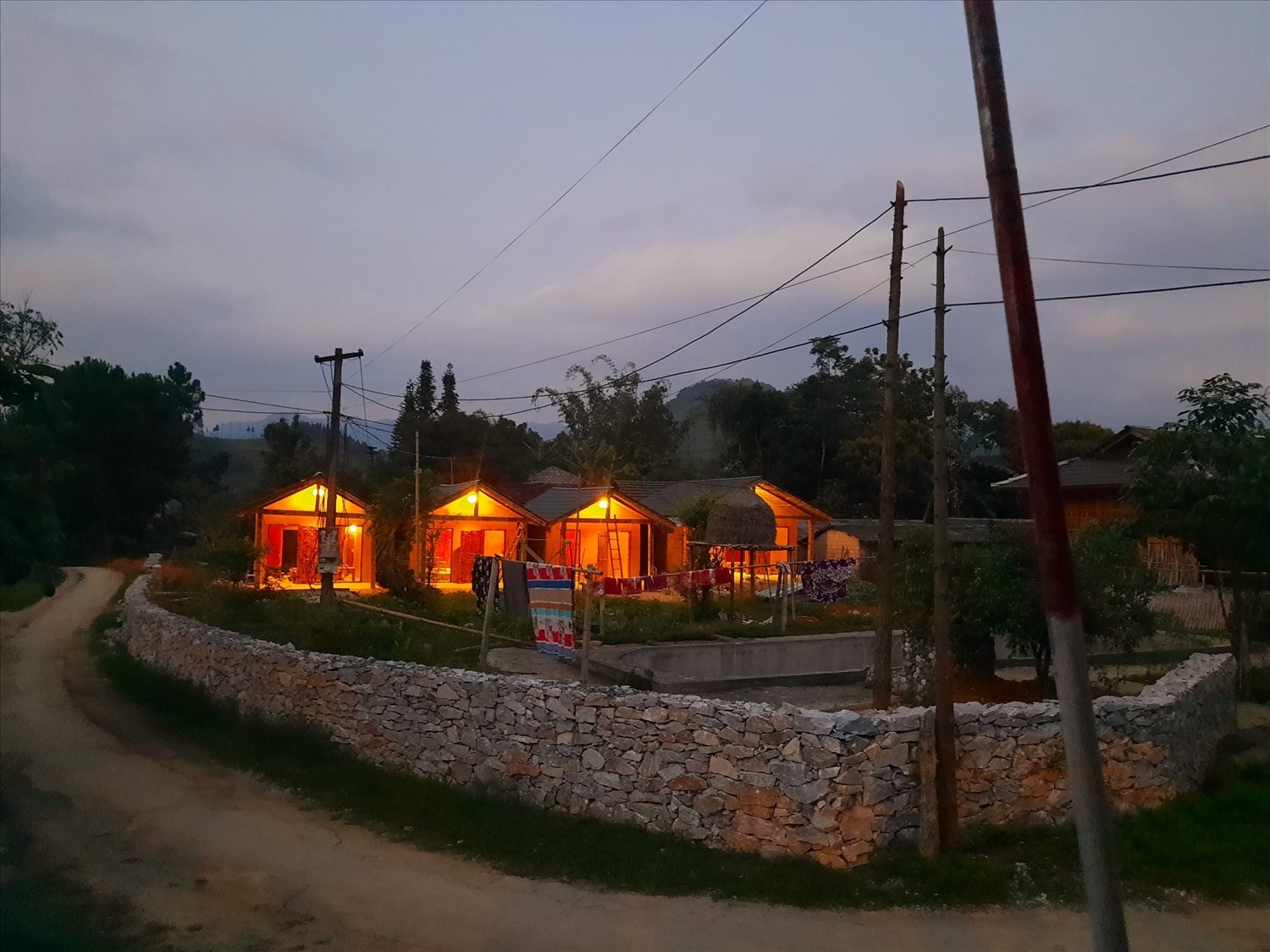 Khu Bungalow của anh Lý Văn Quang chụp lúc hoàng hôn Khu Bungalow của anh Lý Văn Quang chụp lúc hoàng hôn