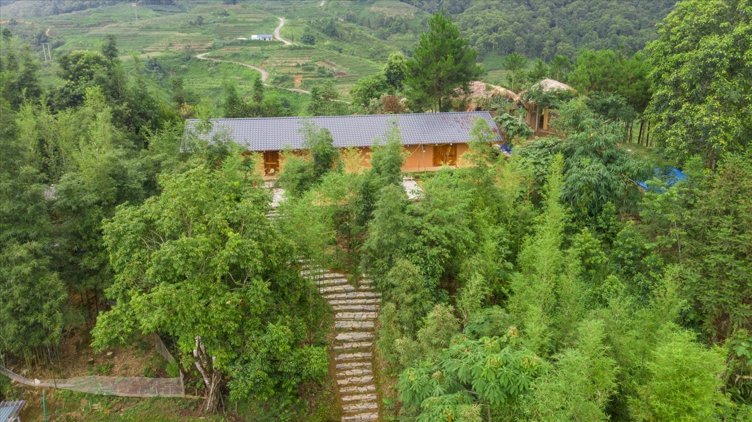 Đường lên khu Bungalow của anh Lý Văn Quang Đường lên khu Bungalow của anh Lý Văn Quang