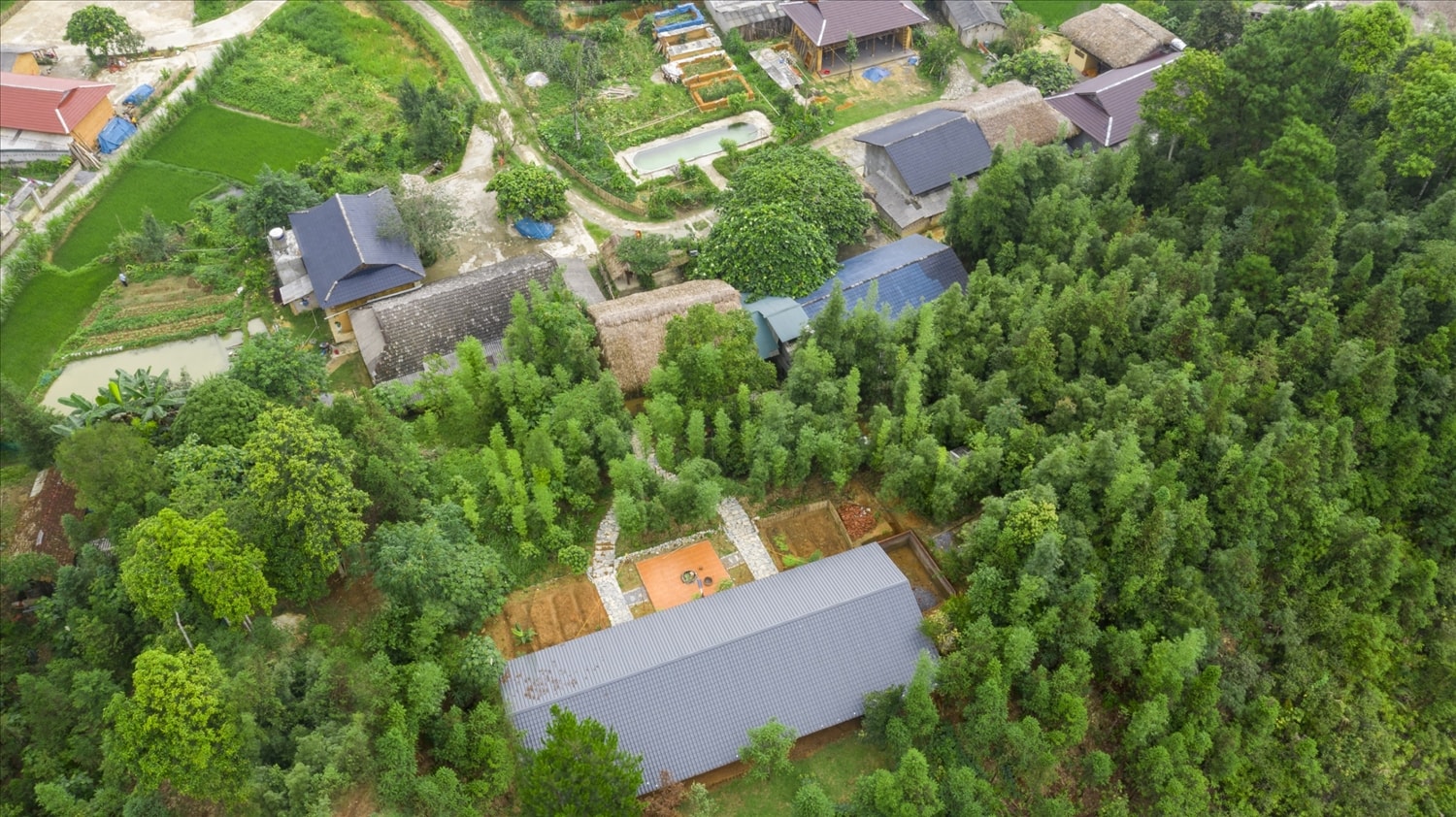 Khu Bungalow của anh Lý Văn Quang nhìn từ trên cao Khu Bungalow của anh Lý Văn Quang nhìn từ trên cao