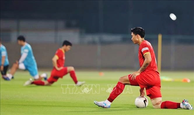 Buổi tập diễn ra vào 20 giờ 30 (giờ địa phương) giúp các cầu thủ làm quen với khung giờ thi đấu. Ảnh: TTXVN.