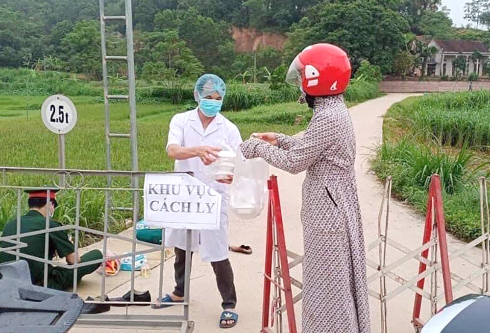 Người dân trao tặng các suất cơm cho lực lượng làm nhiệm vụ chống dịch trong khu cách ly