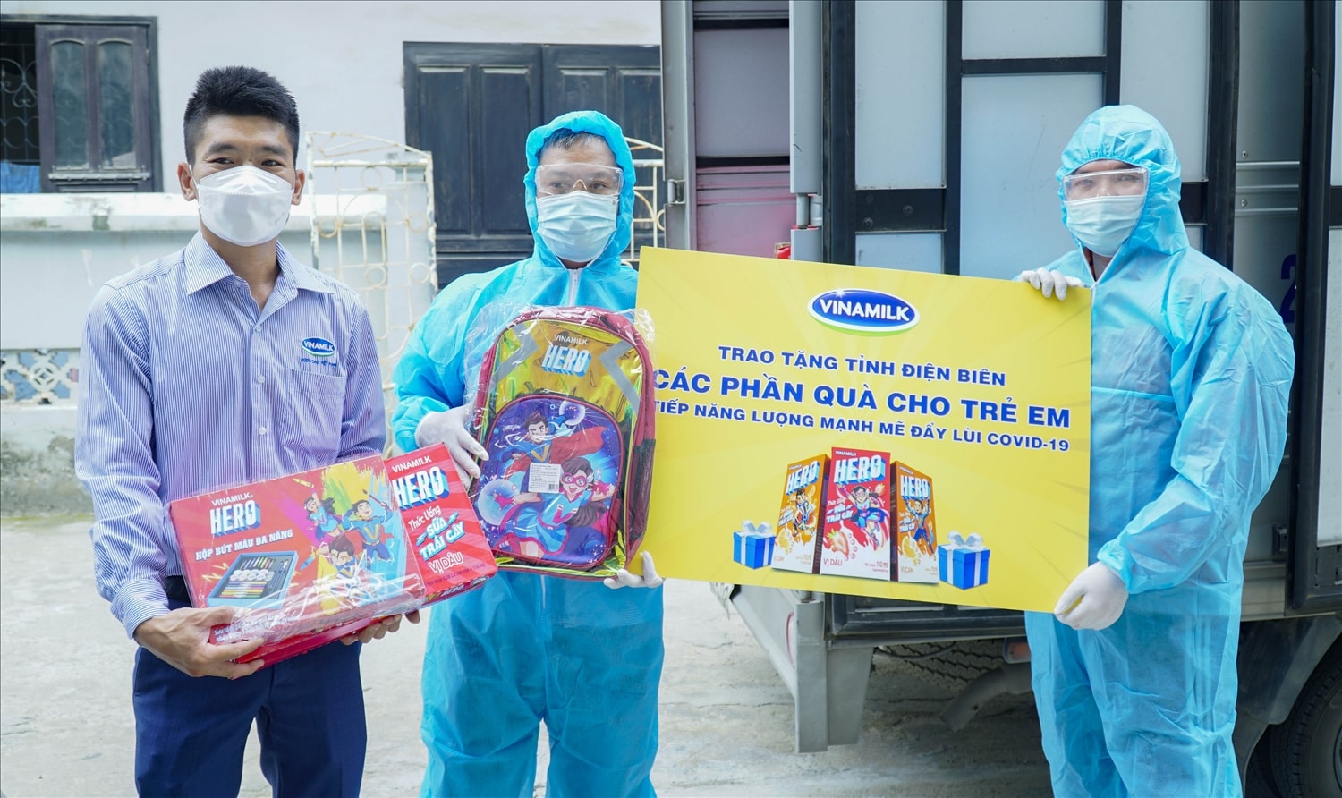 Vinamilk đã liên tiếp thực hiện các chuyến tặng sữa và quà cho các em nhỏ trong các khu cách ly tập trung tại nhiều tỉnh thành “điểm nóng” về dịch Vinamilk đã liên tiếp thực hiện các chuyến tặng sữa và quà cho các em nhỏ trong các khu cách ly tập trung tại nhiều tỉnh thành “điểm nóng” về dịch