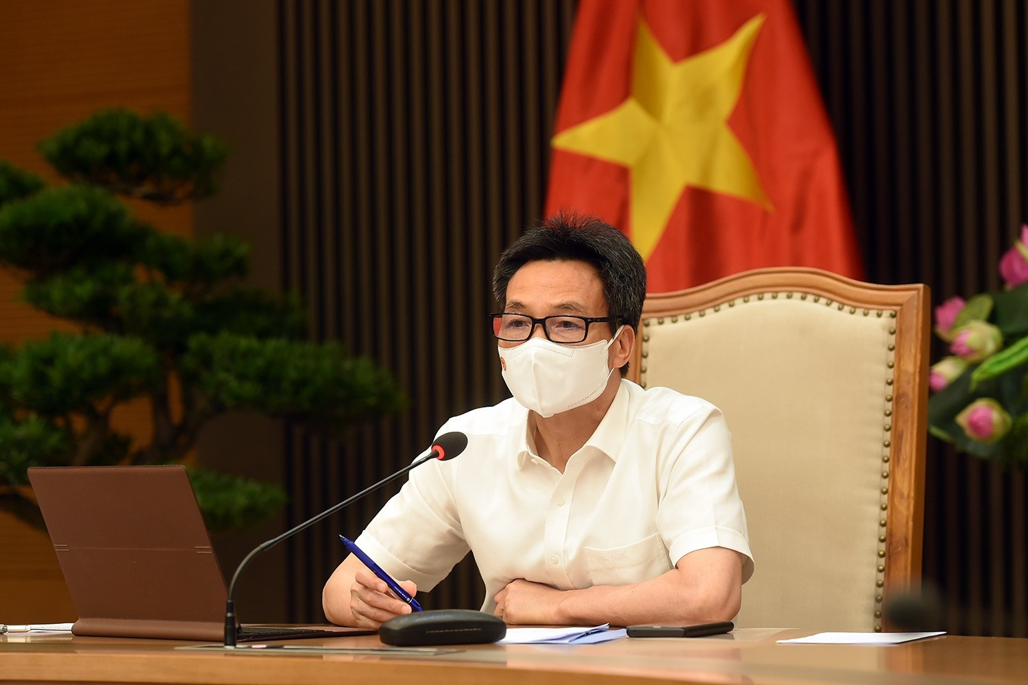 Phó Thủ tướng Vũ Đức Đam đánh giá Bắc Giang có cách làm tương đối bài bản trong việc xét nghiệm sàng lọc định kỳ, liên tục tại các khu cách ly, phong tỏa kết hợp với giảm, giãn mật độ công nhân tại các điểm nóng. Ảnh: VGP/Đình Nam