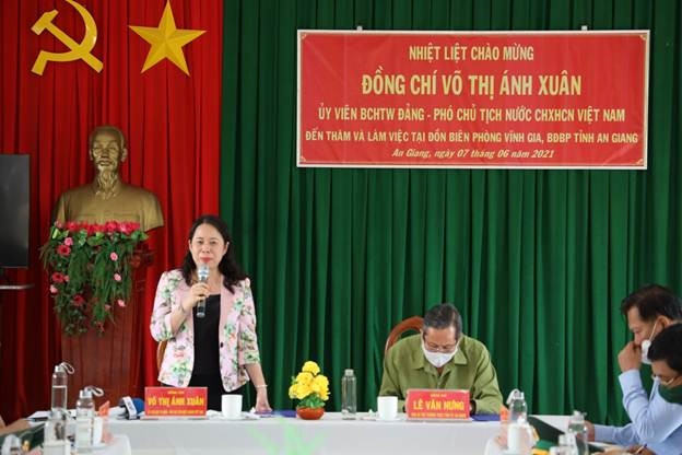 Phó Chủ tịch nước Võ Thị Ánh Xuân tại buổi làm việc với Đồn biên phòng Vĩnh Gia, huyện Tri Tôn. Ảnh Vân Anh/VPCTN