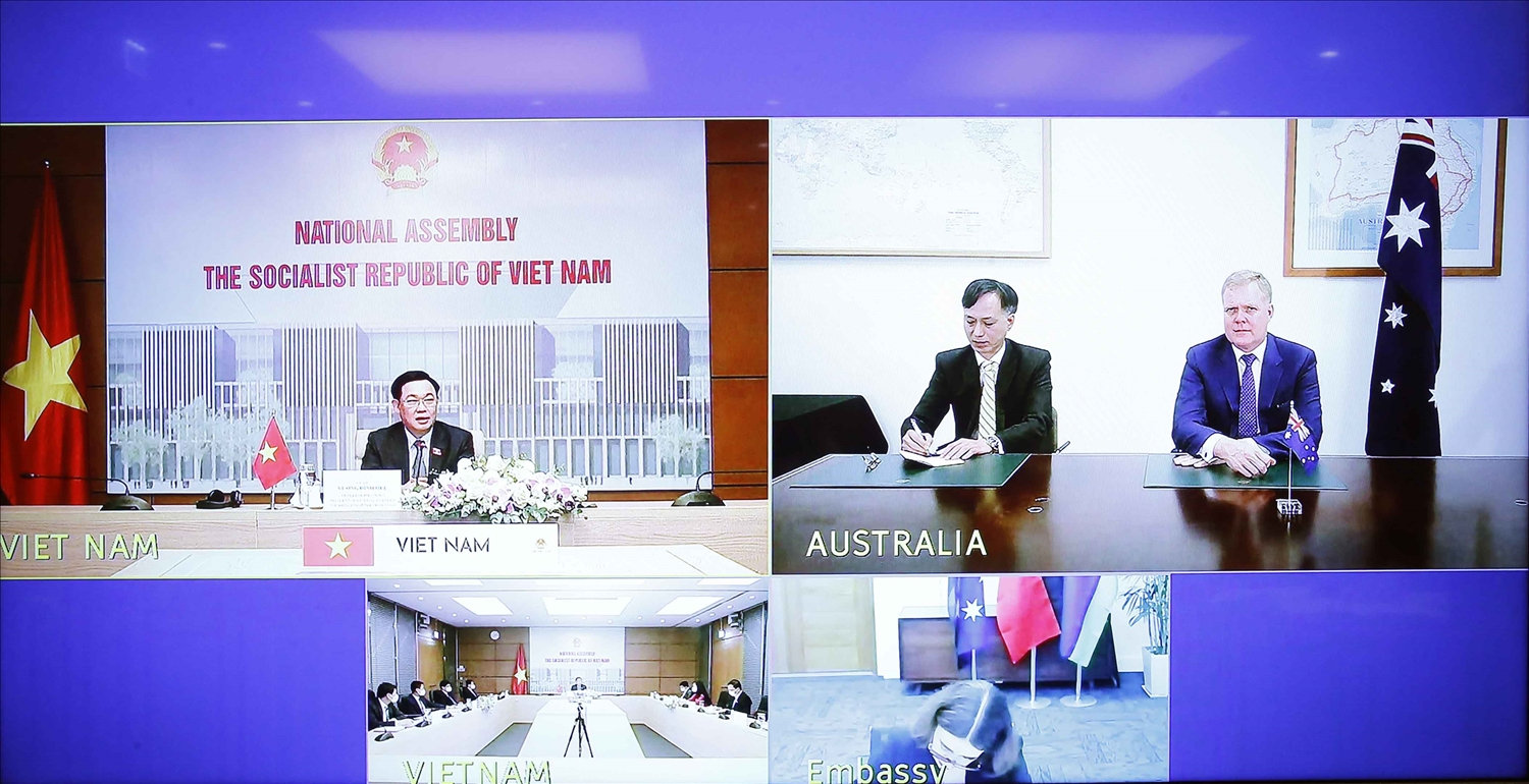 Cuộc hội đàm diễn ra dưới hình thức trực tuyến - Ảnh: VGP/Nguyễn Hoàng