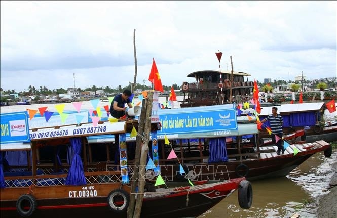 Các tàu du lịch tham gia Ngày hội du lịch Văn hóa Chợ nổi Cái Răng. Ảnh tư liệu: Thanh Liêm/TTXVN